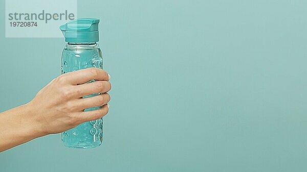 Mit Wasser gefüllte Fitnessflasche Kopierraum