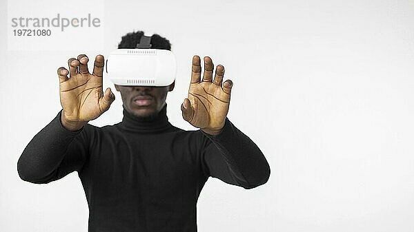 Technologie Mann mit Virtual Reality Headset Vorderansicht