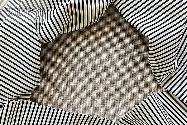 Schwarzweiß gestreifte Tischdecke einfarbig Textil