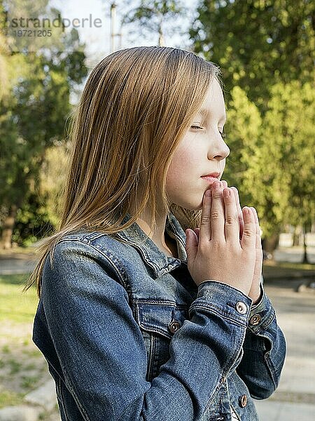Schönes blondes Mädchen betet