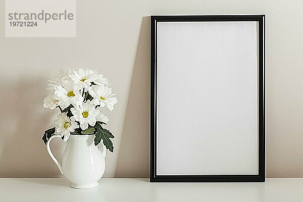 Vorderansicht Blumenstrauß weiße Blumen Vase mit leeren Rahmen