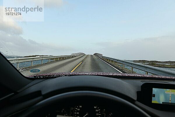 Autofahrt über die Atlantikstraße in Norwegen