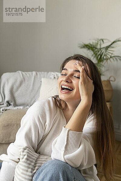 Smiley Frau zu Hause Porträt