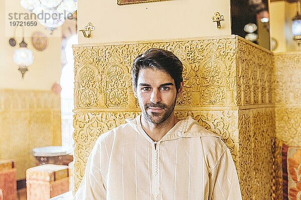 Porträt lächelnd muslimischer Mann Restaurant