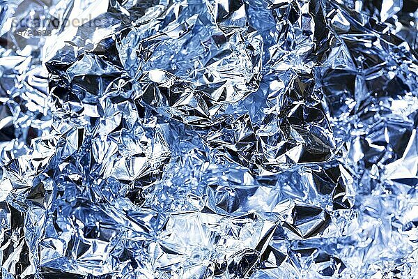 Zerknitterte blaue Aluminiumfolie als Hintergrund