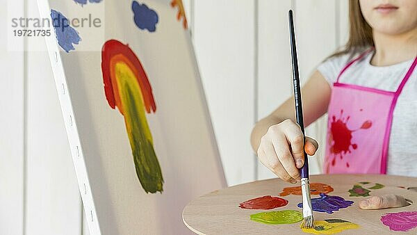 Close up Mädchen malen mit Farbe Pinsel Leinwand