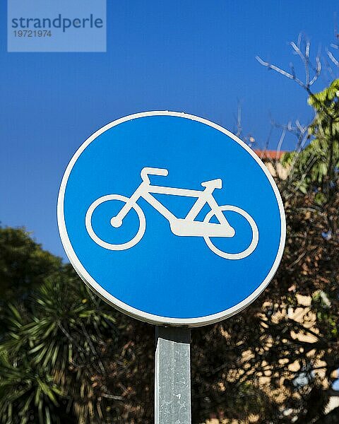 Blaues Fahrradspur Schild in Großaufnahme