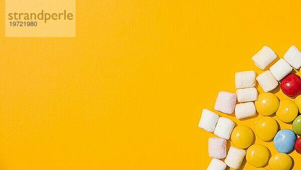 Overhead Ansicht Marshmallow bunte Bonbons gelben Hintergrund