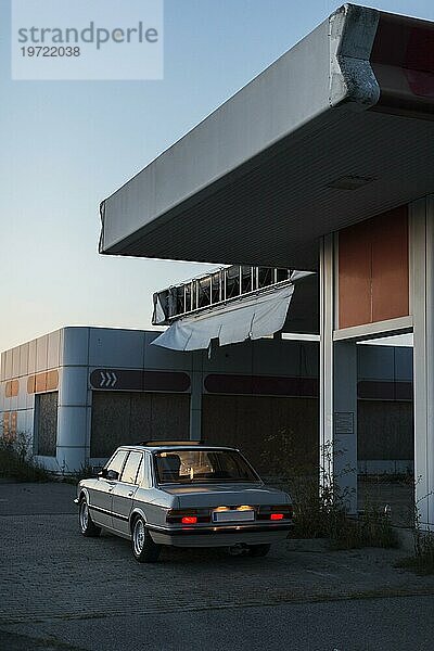 Altes geparktes Auto mit Rücklichtern