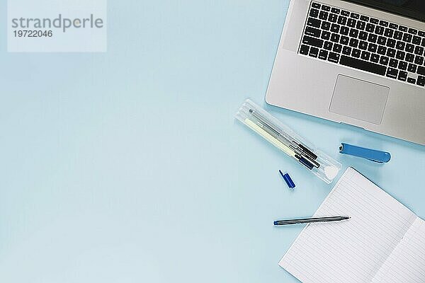 Hohe Winkel Ansicht Laptop Schreibwaren blaün Hintergrund