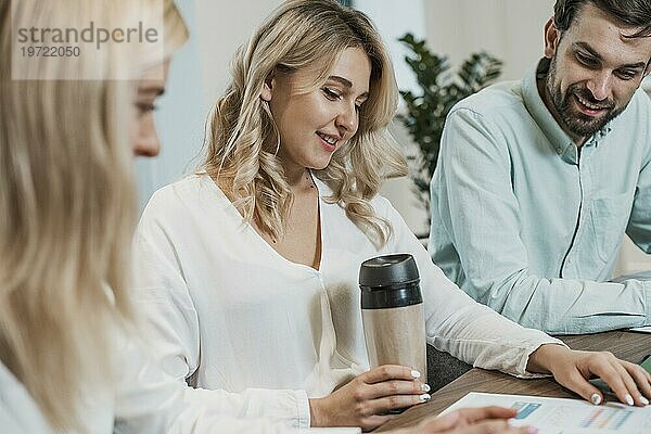 Arbeitskollegen beim Kaffeetrinken