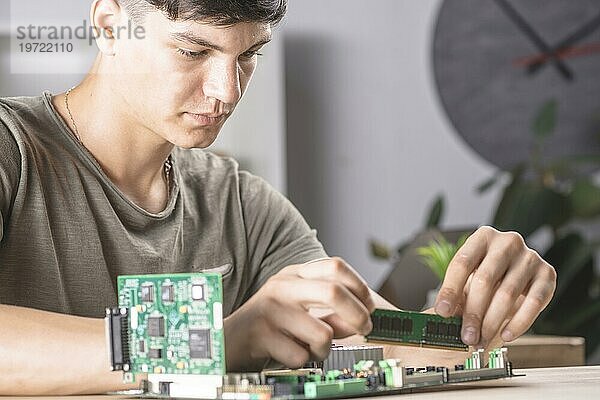 Männlich es Techniker Einfügen ram Speicher Computer Motherboard