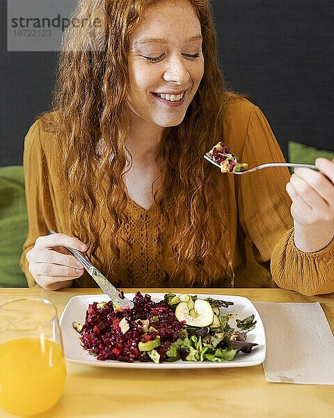 Medium shot smiley vegetarische Frau