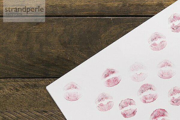 Lippenstift küsst Papier Holzbrett