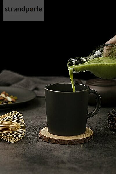 Vorderansicht Matcha Tee gegossen Tasse