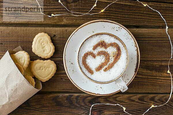 Draufsicht Kaffeetasse herzförmige Kekse