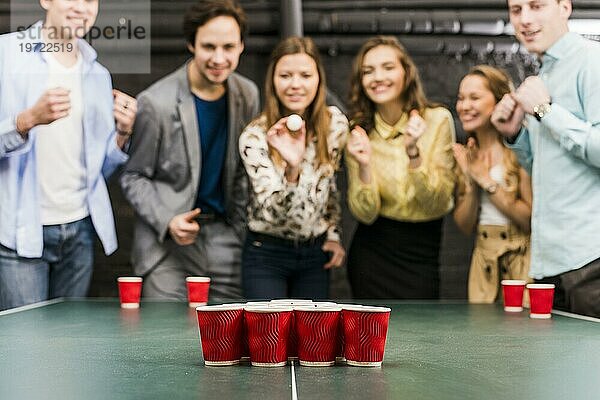 Freunde genießen Bier Pong Spiel Tisch Bar