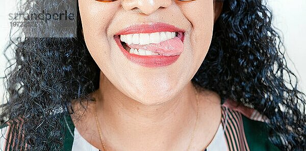 Close up of Girl Mund beißt ihre Zunge isoliert. Nahaufnahme von sexy Mädchen beißt Zunge
