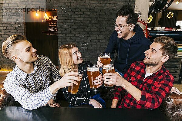 Gruppe von Freunden in einer Bierkneipe