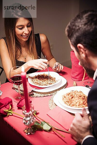 Junges Paar beim romantischen Abendessen zu Hause