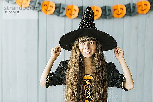 Lächelnde kleine Hexe Halloweenparty