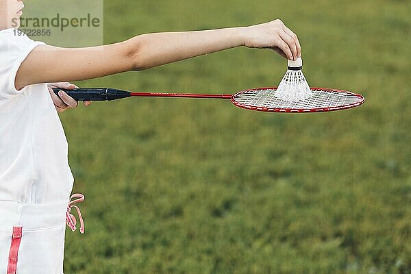 Nahaufnahme Mädchen spielt Badminton