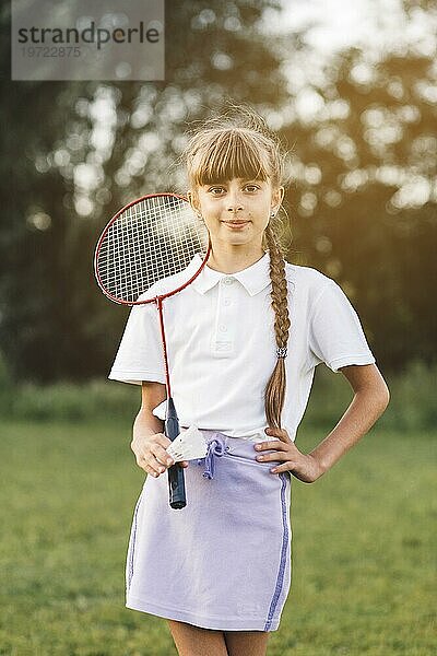 Porträt selbstbewusstes Mädchen stehend mit Badmintonfederball
