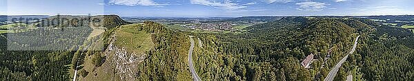 Im Vordergrund der Lochenpass und Weilstetten  dahinter Balingen. Links der Lochen mit Naturschutzgebiet Schafberg-Lochenstein  rechts die DJH Jugendherberge Lochen  360-Grad-Panorma mit Blickrichtung Nord. Balingen  Baden-Württemberg  Deutschland  Europa