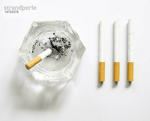 Draufsicht schlechte Gewohnheit Zigarettenanordnung