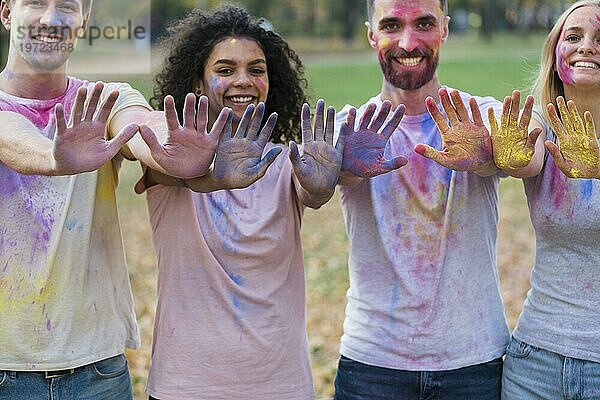 Gruppe Freunde posieren mit farbigen Händen holi
