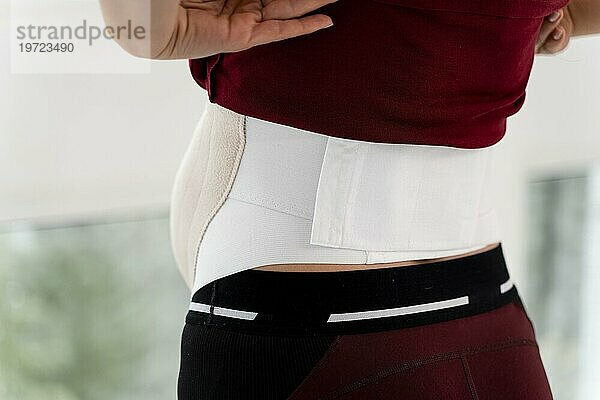 Rückenansicht schwangere Frau tragen