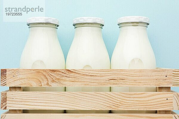 Close up frische Flaschen Milch bereit zum Servieren