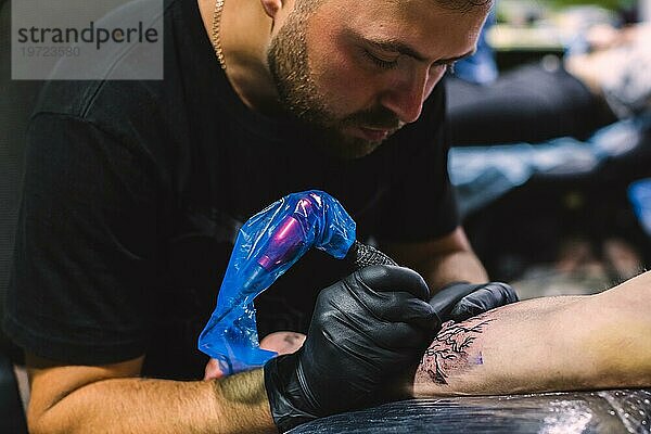 Meister macht Tattoo mit Eisen Salon