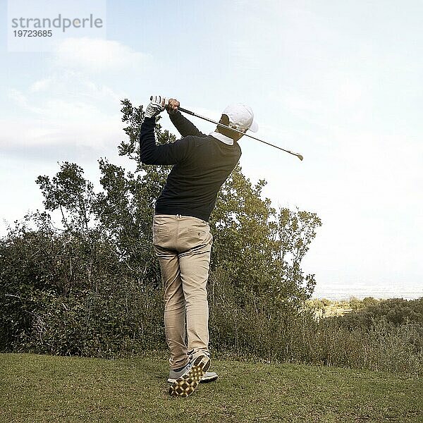 Rückenansicht Mann spielt Golf