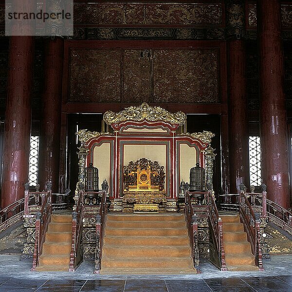 China  Peking: Gugong (Kaiserpalast)  Thron in der Halle der Bewahrung der Harmonie (Bao he Dian)  Halle der Bewahrung der Harmonie (Baohe Dian)  Asien