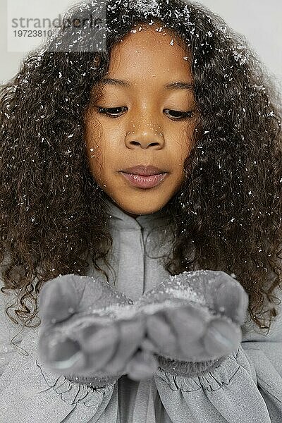 Close up Mädchen posiert mit Schnee