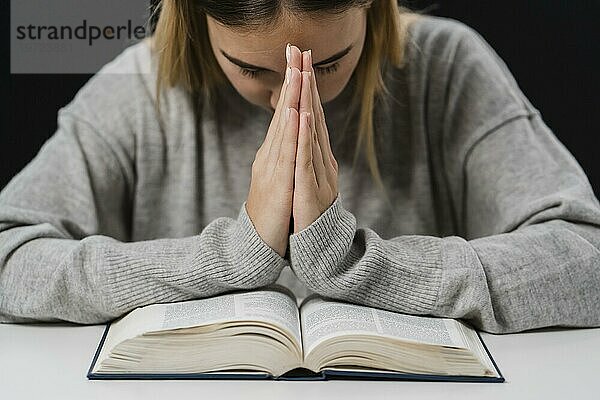 Vorderansicht Frau mit Bibel beim Beten