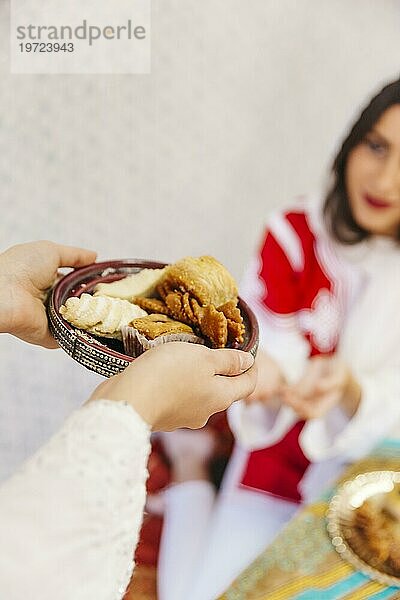 Ramadan Konzept mit Frau  die Essen erhält