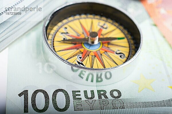 Eurobanknoten mit Euro Kompass Währung Finanzrichtung