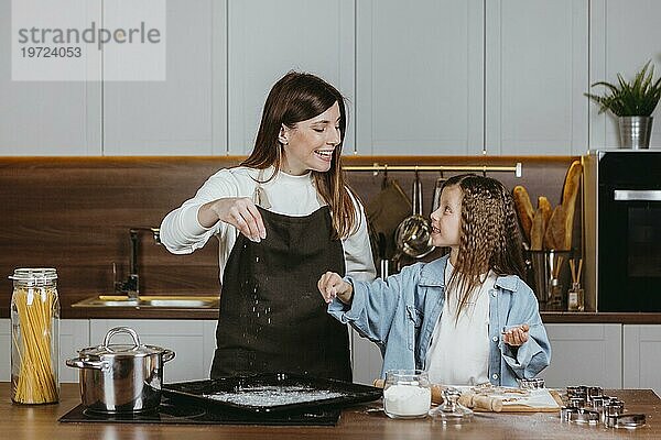 Smiley Mutter Tochter Kochen zusammen Küche nach Hause