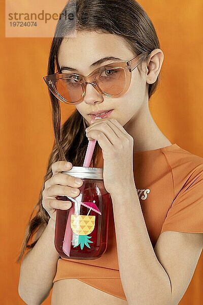 Close up Mädchen posiert mit Getränk