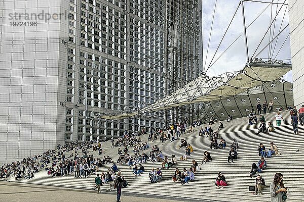 Menschen sitzen auf den Stufen des Wolkenkratzer Grande Arche de la Défense  Architekt Johan Otto von Spreckelsen  la Défense  Paris  Île-de-France  Frankreich  Europa