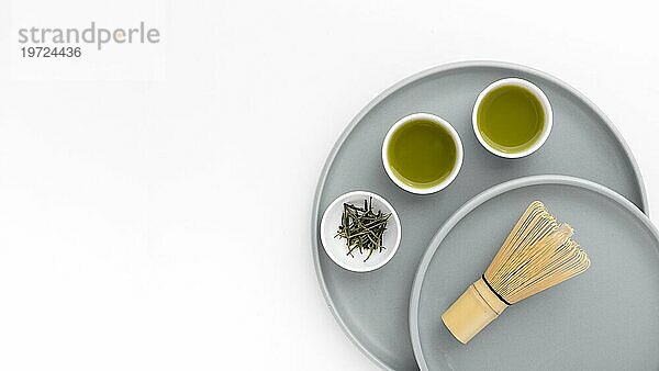 Draufsicht Bambusbesen Matcha Tee