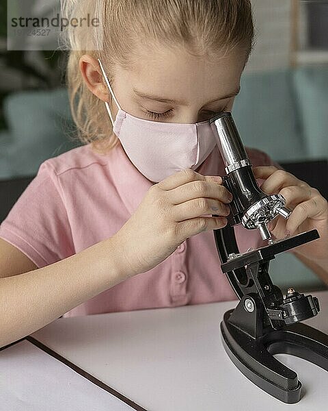 Nahaufnahme eines Kindes beim Lernen mit dem Mikroskop