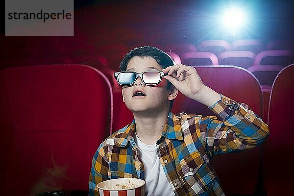 Junge sieht Film im Kino