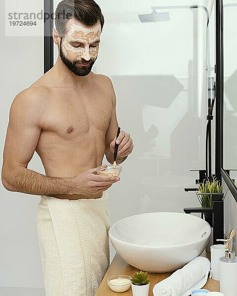 Mann mit natürlichen Zutaten Gesichtsmaske 2