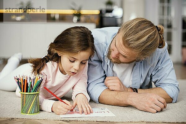 Vorderansicht kleines Mädchen  das Zeit mit seinem Vater verbringt  Zeichnung