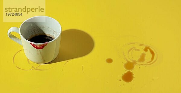 Tasse Kaffee mit Lippenstift befleckt
