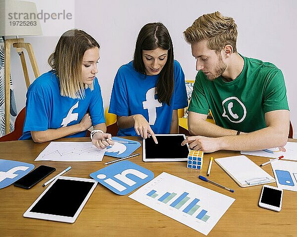 Team Social Media Networking im digitalen Tablet Büro
