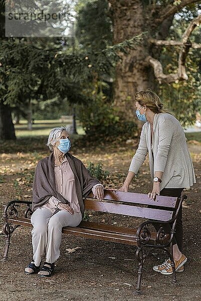 Ältere Frau mit medizinischer Maske Frau im Pflegeheim